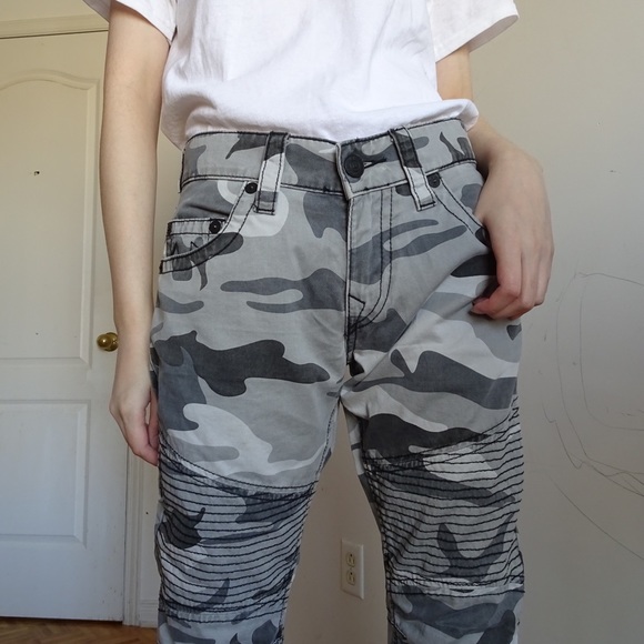 TRUE RELIGION GREY CAMO PANTS - Picture 6 of 6